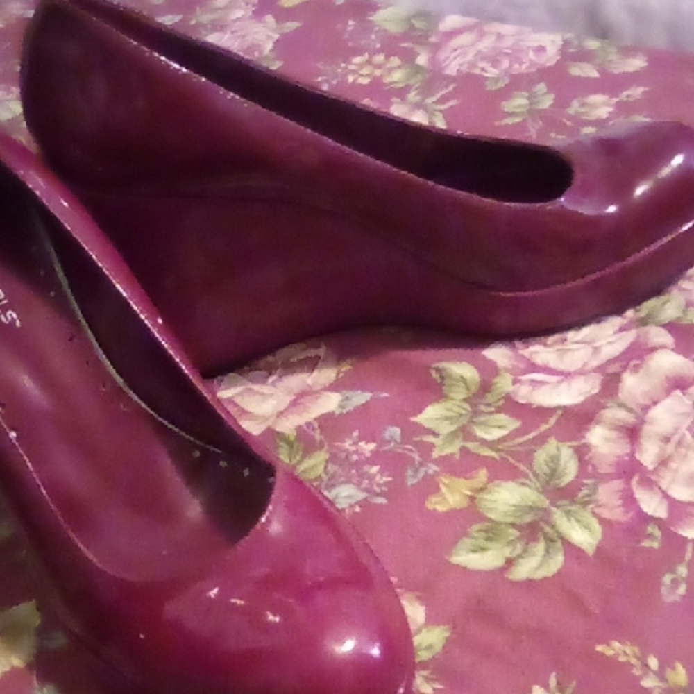 BCBGirls Red Wedge Shoes Size 9.5 M BNWT.